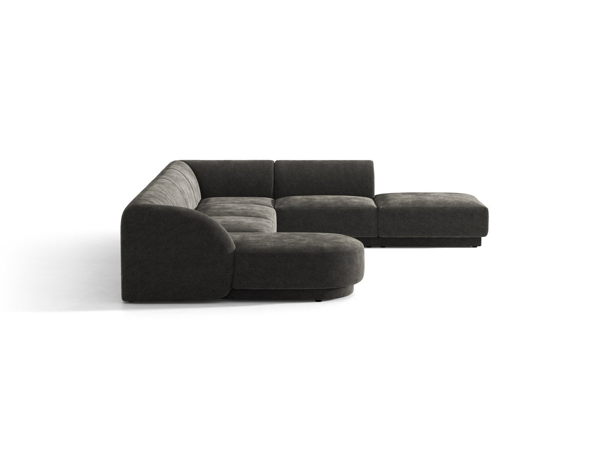 Dunkelbeiges Ecksofa rechts Miley von Micadoni mit Stoffbezug Bluvel, schwarzen Kunststoffbeinen und niedriger Rückenlehne.