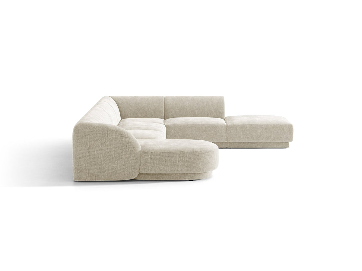 Dunkelbeiges Ecksofa rechts Miley von Micadoni mit Stoffbezug Bluvel, schwarzen Kunststoffbeinen und niedriger Rückenlehne.