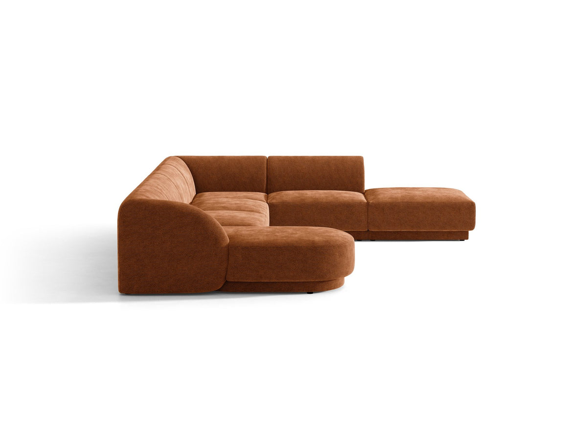 Dunkelbeiges Ecksofa rechts Miley von Micadoni mit Stoffbezug Bluvel, schwarzen Kunststoffbeinen und niedriger Rückenlehne.