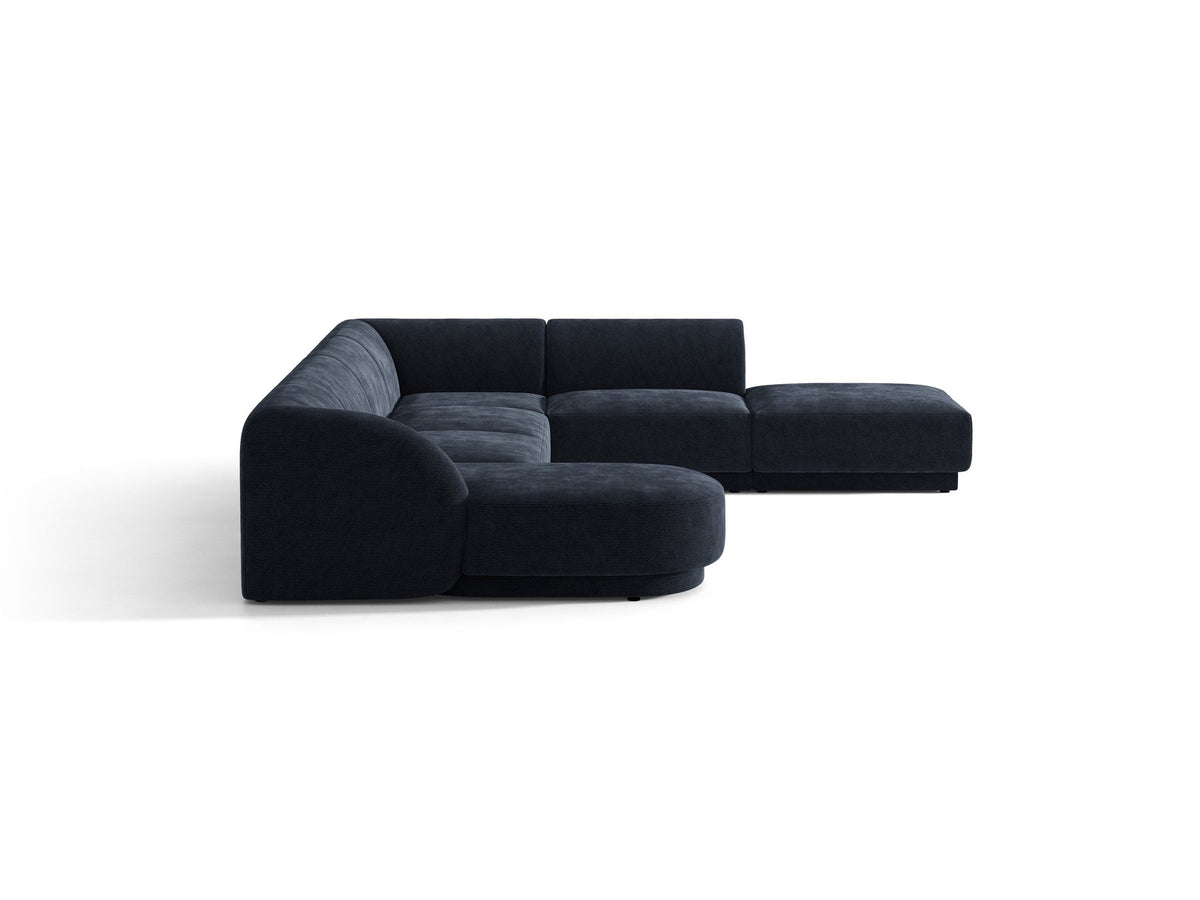 Dunkelbeiges Ecksofa rechts Miley von Micadoni mit Stoffbezug Bluvel, schwarzen Kunststoffbeinen und niedriger Rückenlehne.