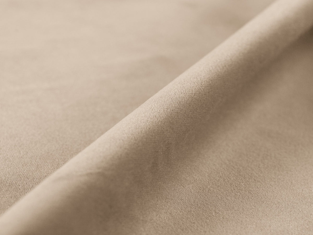 Panoramasofa Jennifer von Micadoni in leichtem Beige, Ecksofa rechts mit Bluvel-Stoffbezug, Rückenlehne und schwarzen Kunststoffbeinen aus Polypropylen.