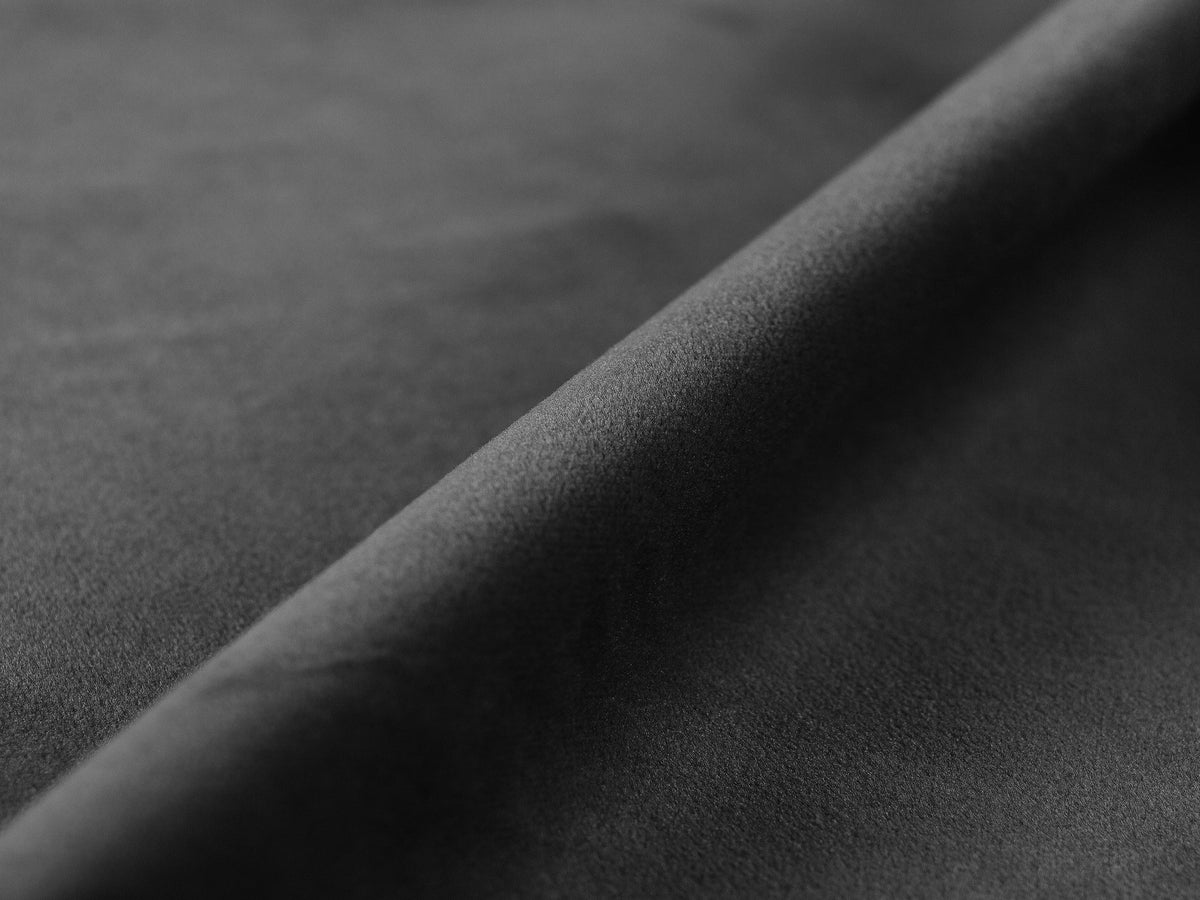 Panoramasofa Jennifer von Micadoni in leichtem Beige, Ecksofa rechts mit Bluvel-Stoffbezug, Rückenlehne und schwarzen Kunststoffbeinen aus Polypropylen.