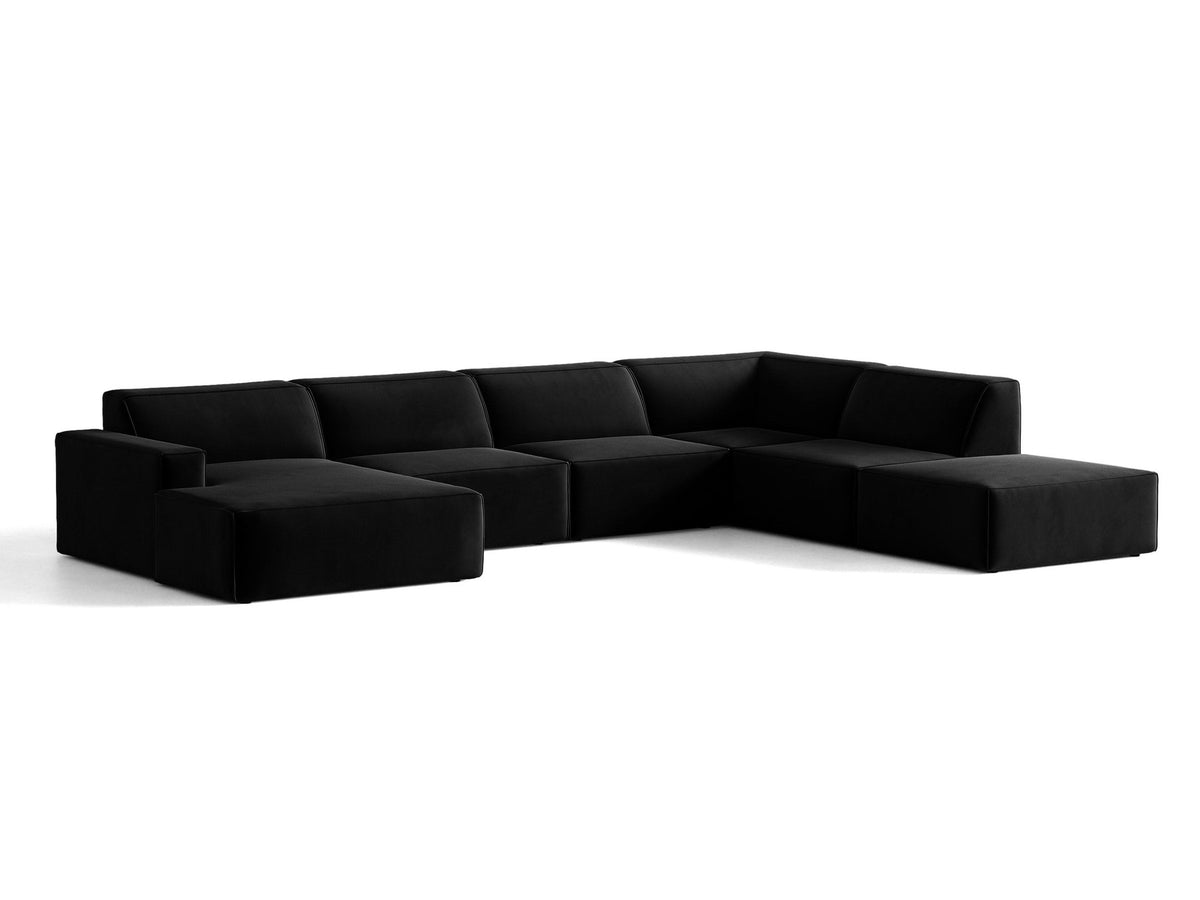 Modulares Ecksofa rechts Jodie von Micadoni in leichtem Beige mit Venus-Samtstoff, schwarzen Kunststoffbeinen und niedriger Rückenlehne.