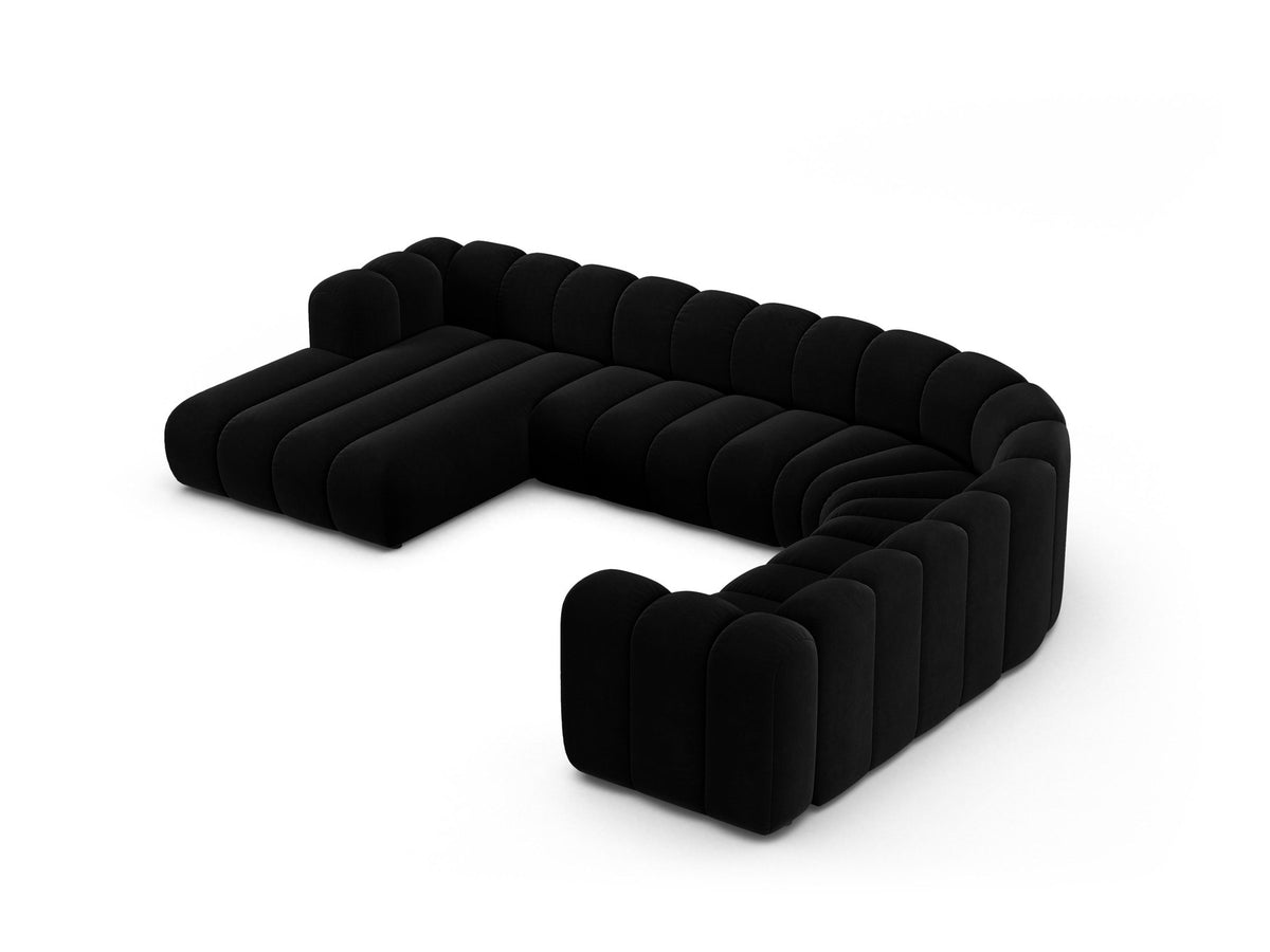 Ecksofa rechts Lupine Modulares Panoramasofa von Micadoni in leichtem Beige, Samtstoff Venus, schwarze Kunststoffbeine, Frontansicht.