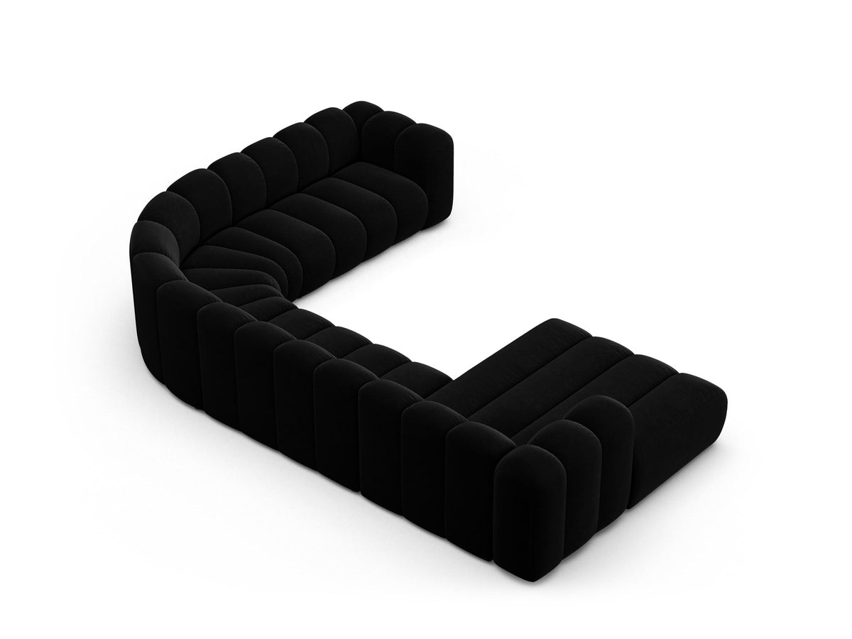 Ecksofa rechts Lupine Modulares Panoramasofa von Micadoni in leichtem Beige, Samtstoff Venus, schwarze Kunststoffbeine, Frontansicht.