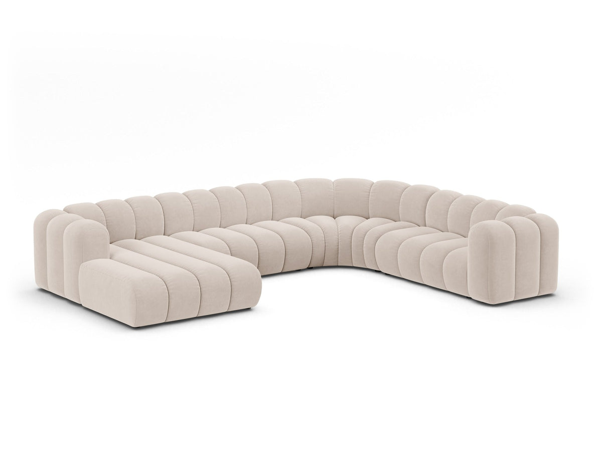 Ecksofa rechts Lupine Modulares Panoramasofa von Micadoni in leichtem Beige, Samtstoff Venus, schwarze Kunststoffbeine, Frontansicht.