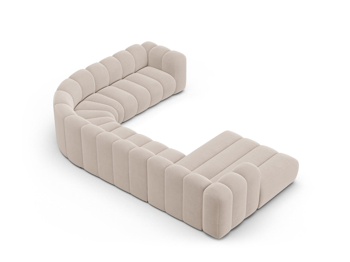 Ecksofa rechts Lupine Modulares Panoramasofa von Micadoni in leichtem Beige, Samtstoff Venus, schwarze Kunststoffbeine, Frontansicht.