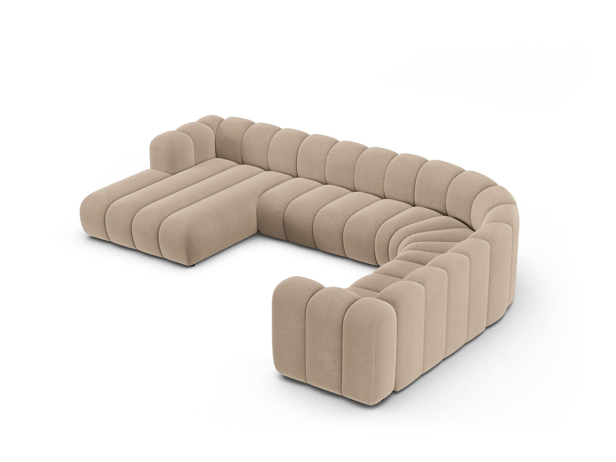 Ecksofa rechts Lupine Modulares Panoramasofa von Micadoni in leichtem Beige, Samtstoff Venus, schwarze Kunststoffbeine, Frontansicht.