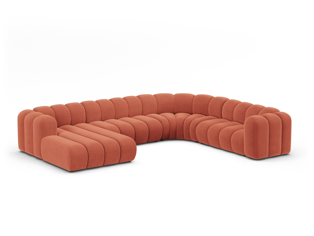 Ecksofa rechts Lupine Modulares Panoramasofa von Micadoni in leichtem Beige, Samtstoff Venus, schwarze Kunststoffbeine, Frontansicht.