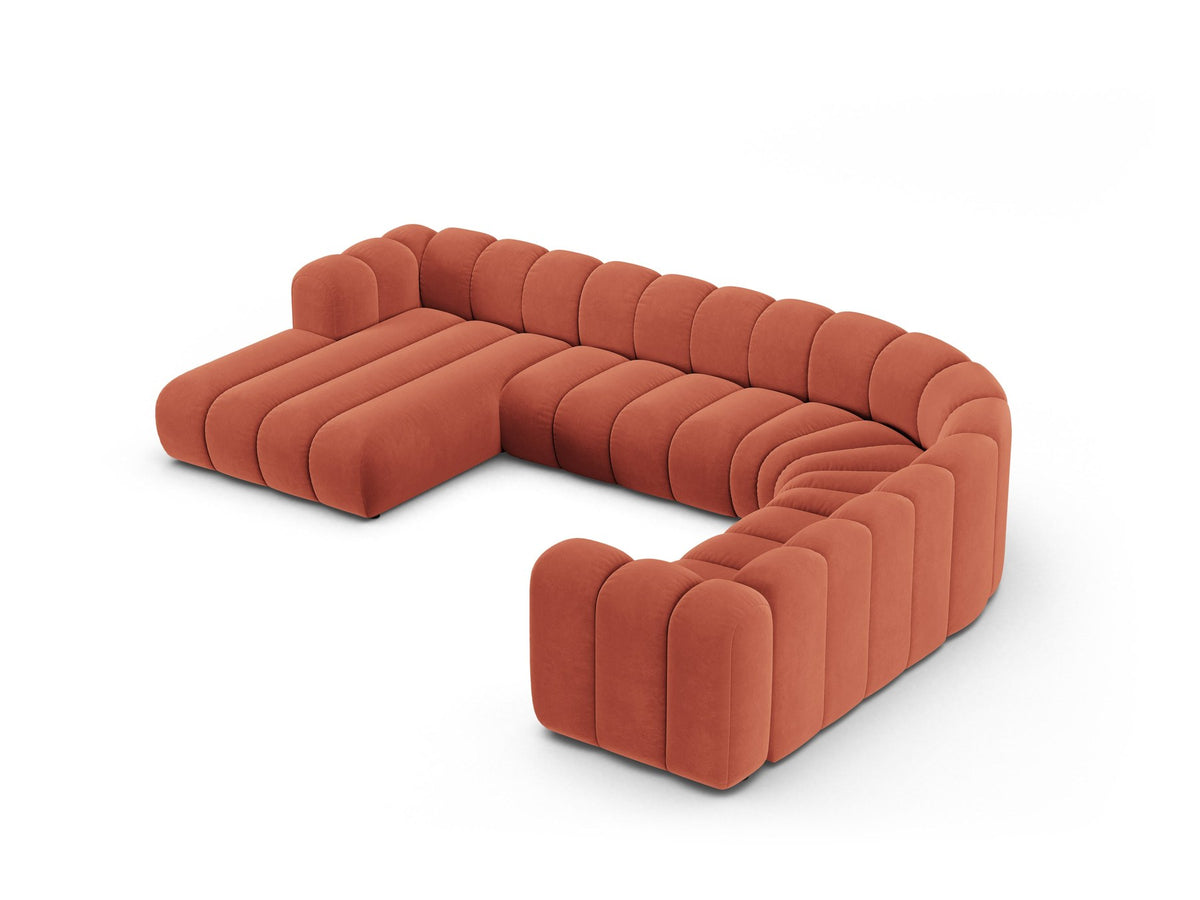 Ecksofa rechts Lupine Modulares Panoramasofa von Micadoni in leichtem Beige, Samtstoff Venus, schwarze Kunststoffbeine, Frontansicht.