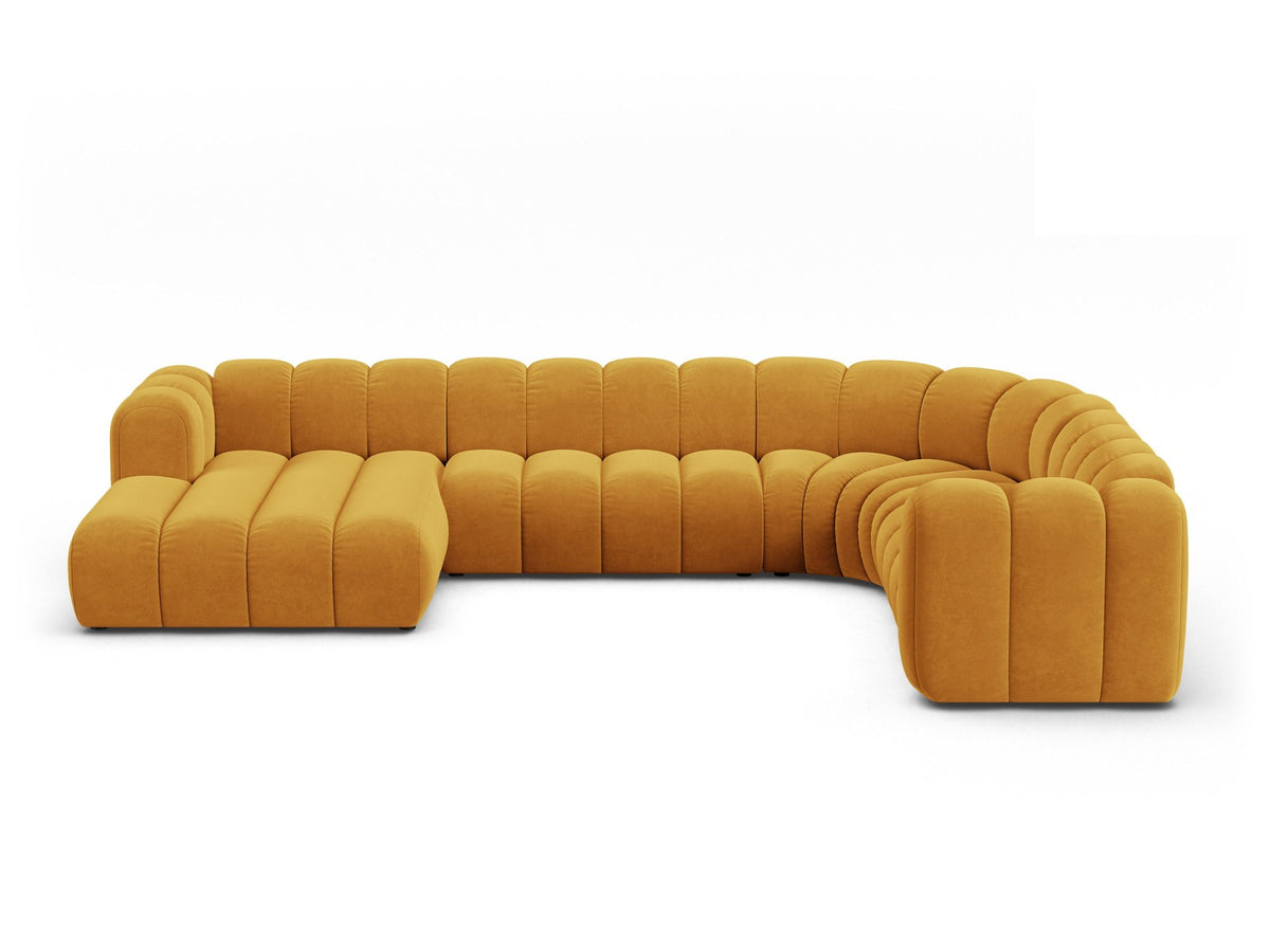 Ecksofa rechts Lupine Modulares Panoramasofa von Micadoni in leichtem Beige, Samtstoff Venus, schwarze Kunststoffbeine, Frontansicht.