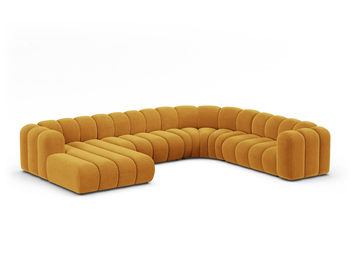 Ecksofa rechts Lupine Modulares Panoramasofa von Micadoni in leichtem Beige, Samtstoff Venus, schwarze Kunststoffbeine, Frontansicht.
