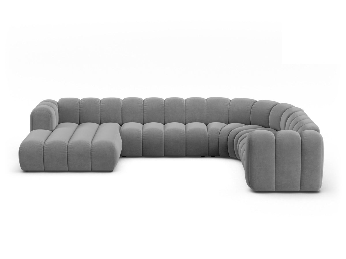 Ecksofa rechts Lupine Modulares Panoramasofa von Micadoni in leichtem Beige, Samtstoff Venus, schwarze Kunststoffbeine, Frontansicht.