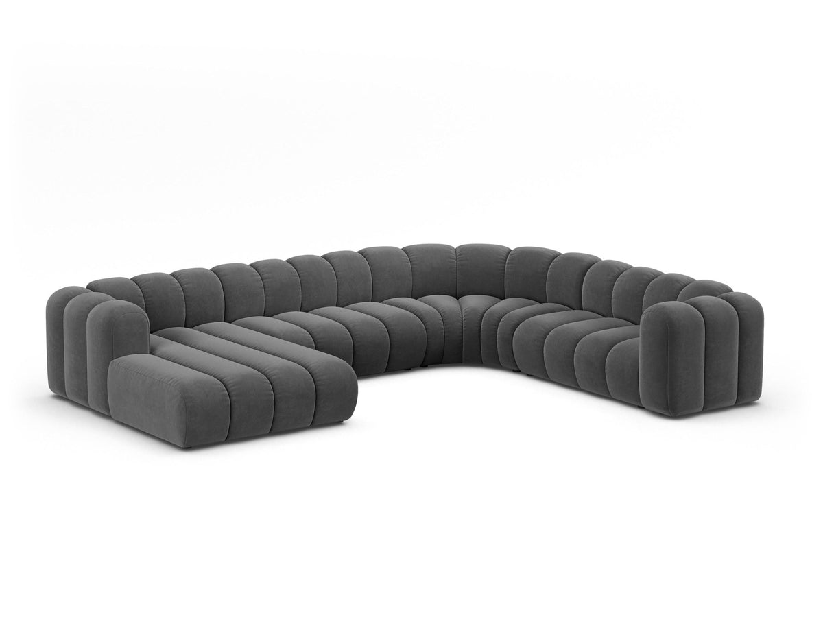 Ecksofa rechts Lupine Modulares Panoramasofa von Micadoni in leichtem Beige, Samtstoff Venus, schwarze Kunststoffbeine, Frontansicht.