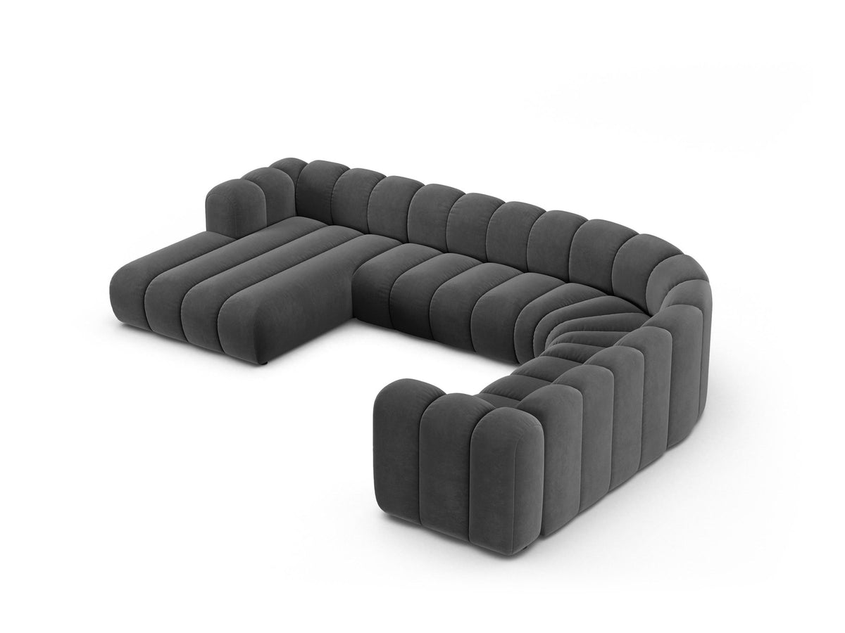 Ecksofa rechts Lupine Modulares Panoramasofa von Micadoni in leichtem Beige, Samtstoff Venus, schwarze Kunststoffbeine, Frontansicht.