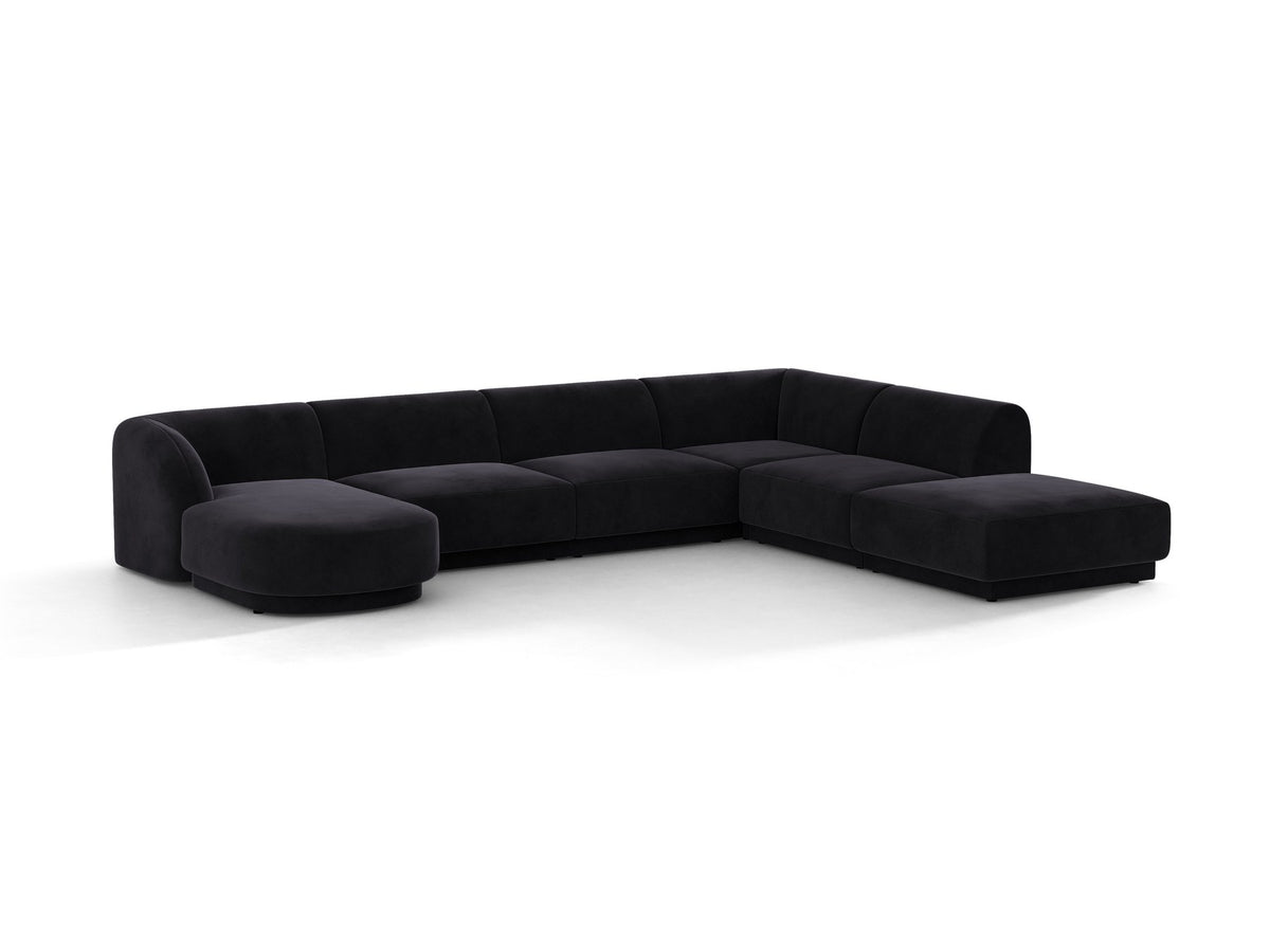 Dunkelbeiges Ecksofa rechts Miley von Micadoni mit Stoffbezug Bluvel, schwarzen Kunststoffbeinen und niedriger Rückenlehne.