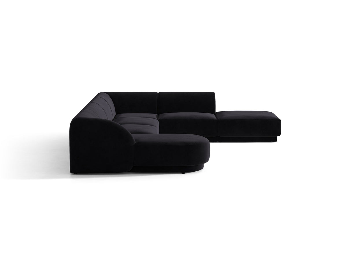Dunkelbeiges Ecksofa rechts Miley von Micadoni mit Stoffbezug Bluvel, schwarzen Kunststoffbeinen und niedriger Rückenlehne.