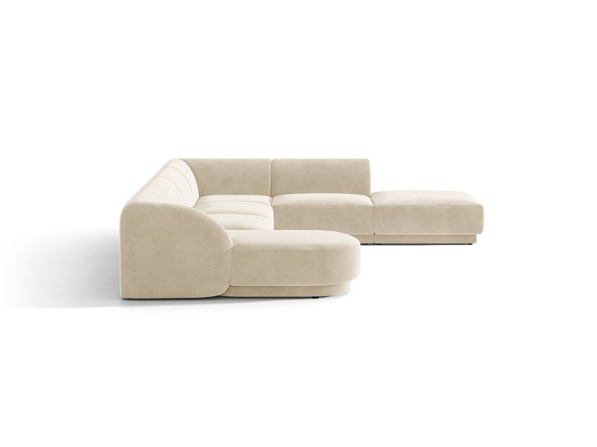 Dunkelbeiges Ecksofa rechts Miley von Micadoni mit Stoffbezug Bluvel, schwarzen Kunststoffbeinen und niedriger Rückenlehne.