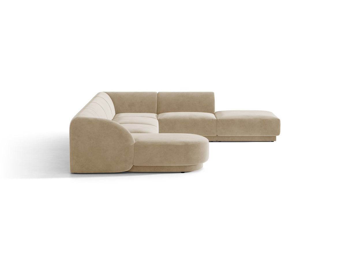 Dunkelbeiges Ecksofa rechts Miley von Micadoni mit Stoffbezug Bluvel, schwarzen Kunststoffbeinen und niedriger Rückenlehne.