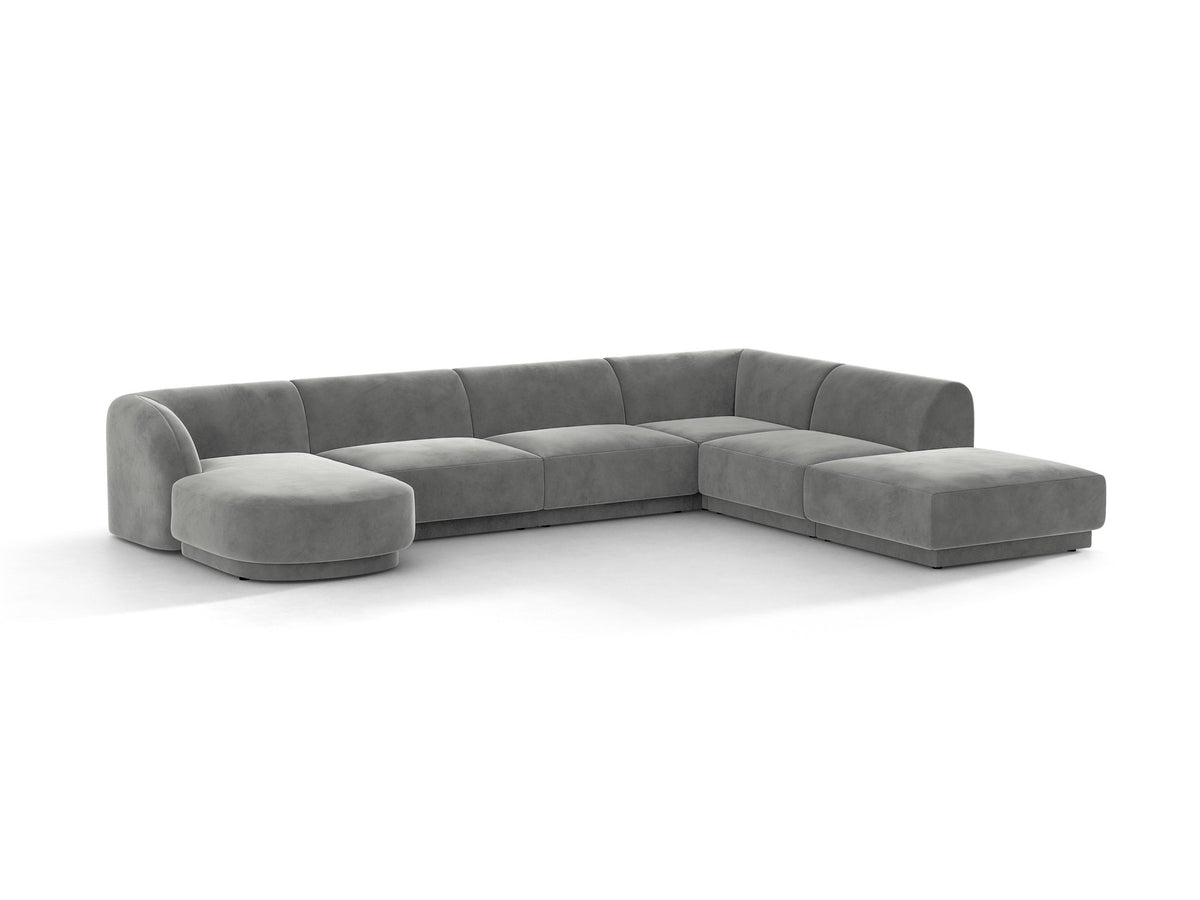 Dunkelbeiges Ecksofa rechts Miley von Micadoni mit Stoffbezug Bluvel, schwarzen Kunststoffbeinen und niedriger Rückenlehne.