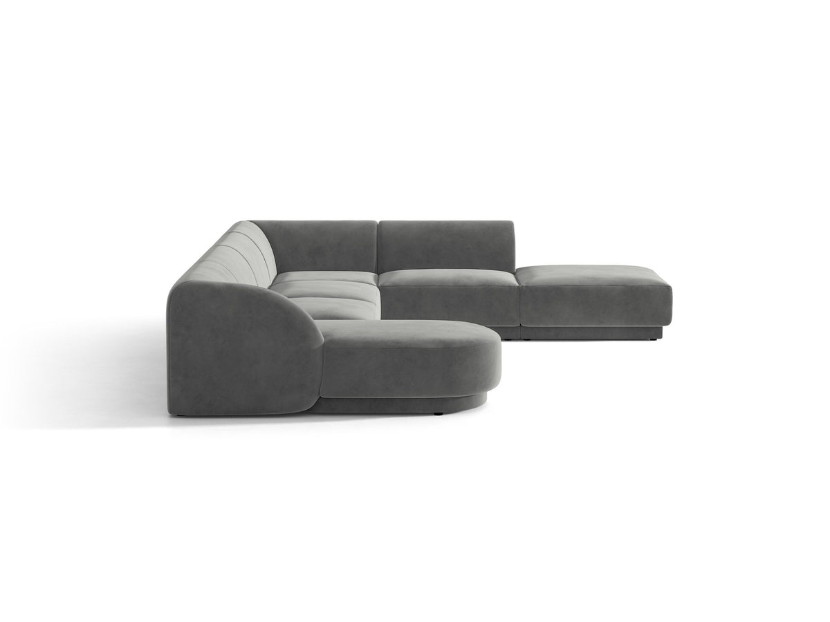 Dunkelbeiges Ecksofa rechts Miley von Micadoni mit Stoffbezug Bluvel, schwarzen Kunststoffbeinen und niedriger Rückenlehne.