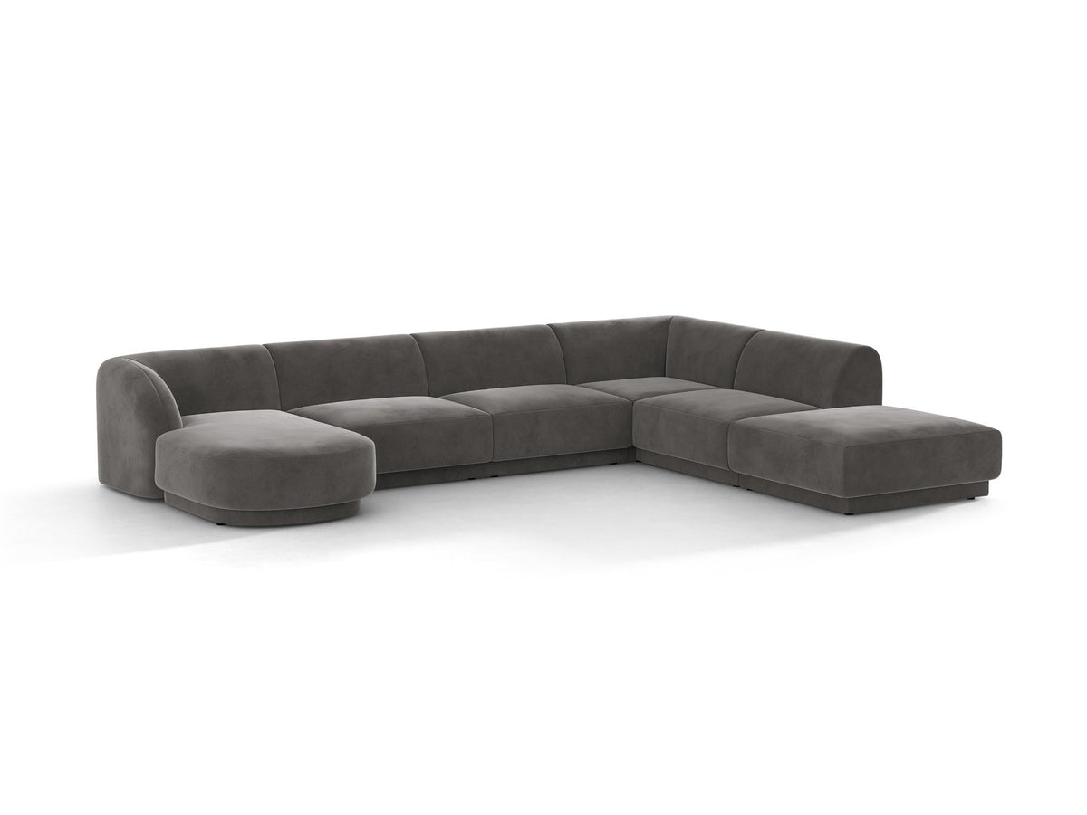 Dunkelbeiges Ecksofa rechts Miley von Micadoni mit Stoffbezug Bluvel, schwarzen Kunststoffbeinen und niedriger Rückenlehne.