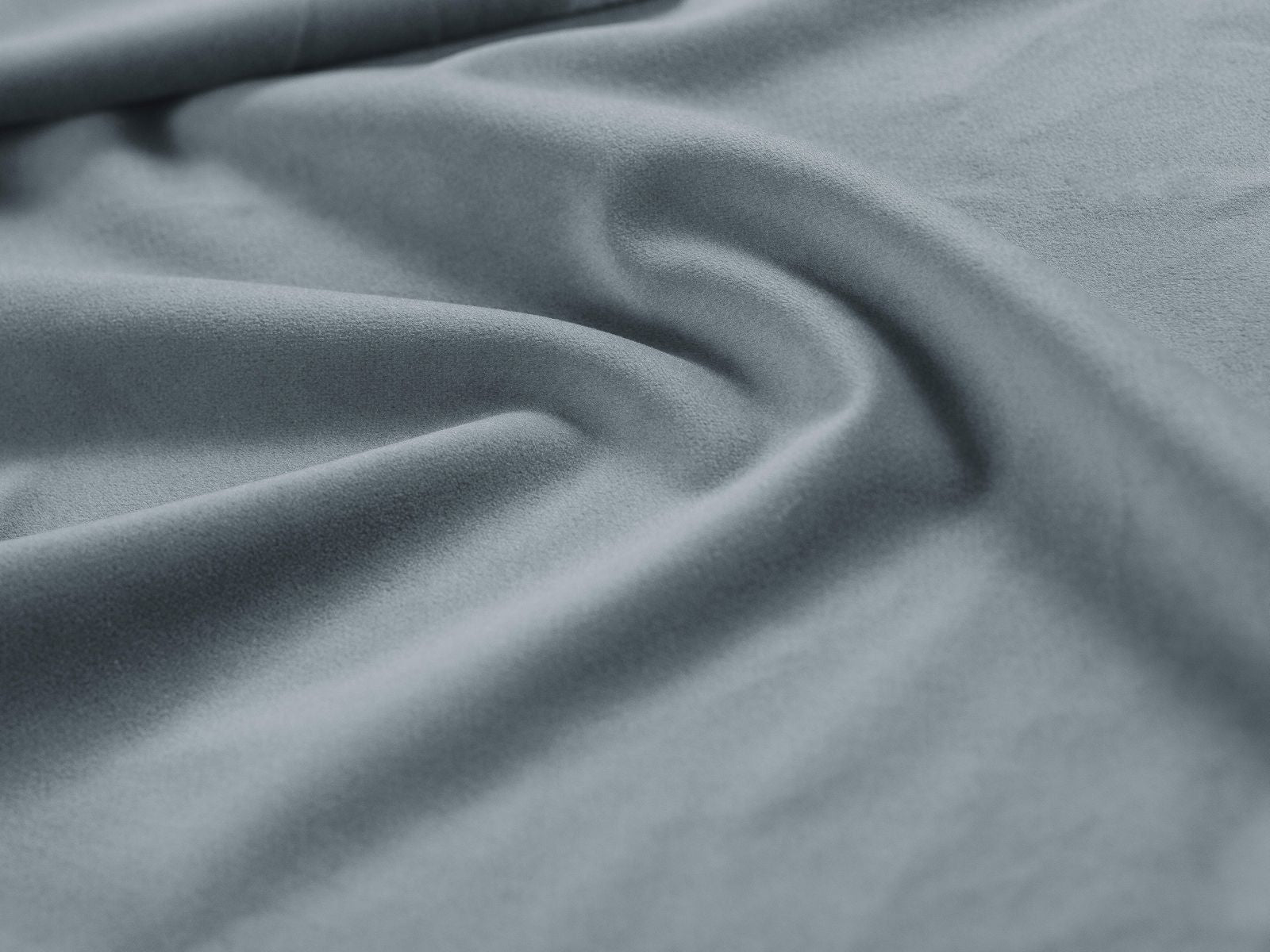 Elegantes 8-Sitzer Ecksofa Bellis in sanftem Blau, ideal für gemütliche Abende und modernes Wohndesign, entworfen von Micadoni.