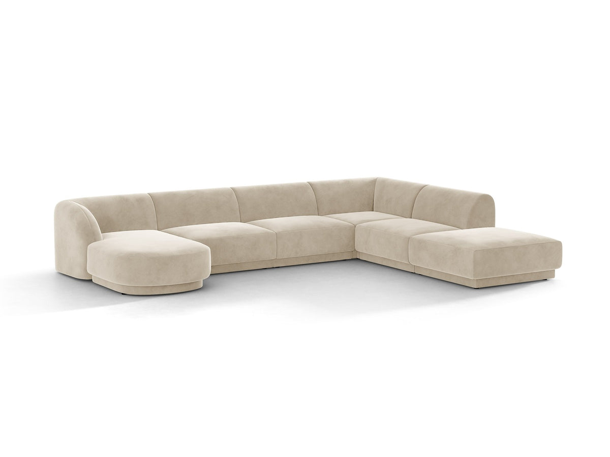 Dunkelbeiges Ecksofa rechts Miley von Micadoni mit Stoffbezug Bluvel, schwarzen Kunststoffbeinen und niedriger Rückenlehne.