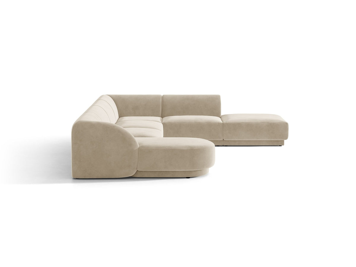 Dunkelbeiges Ecksofa rechts Miley von Micadoni mit Stoffbezug Bluvel, schwarzen Kunststoffbeinen und niedriger Rückenlehne.