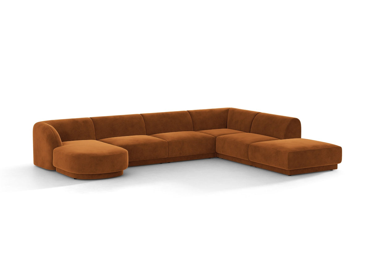 Dunkelbeiges Ecksofa rechts Miley von Micadoni mit Stoffbezug Bluvel, schwarzen Kunststoffbeinen und niedriger Rückenlehne.