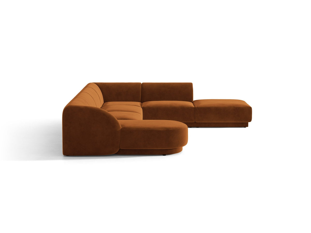 Dunkelbeiges Ecksofa rechts Miley von Micadoni mit Stoffbezug Bluvel, schwarzen Kunststoffbeinen und niedriger Rückenlehne.