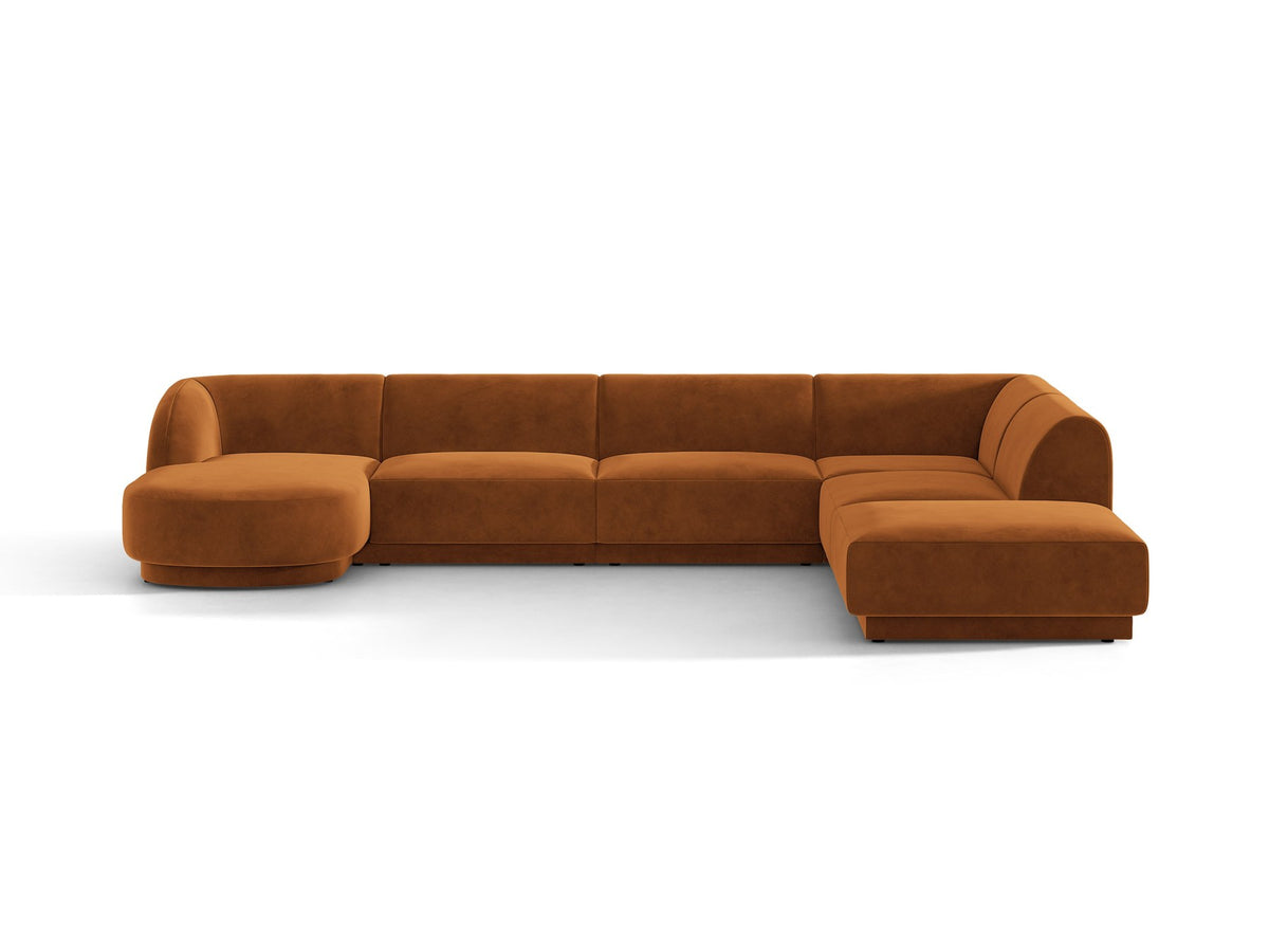 Dunkelbeiges Ecksofa rechts Miley von Micadoni mit Stoffbezug Bluvel, schwarzen Kunststoffbeinen und niedriger Rückenlehne.