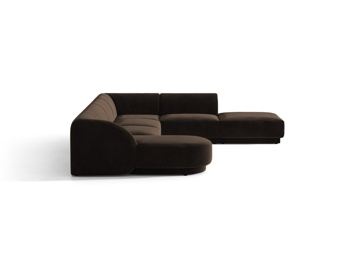 Dunkelbeiges Ecksofa rechts Miley von Micadoni mit Stoffbezug Bluvel, schwarzen Kunststoffbeinen und niedriger Rückenlehne.