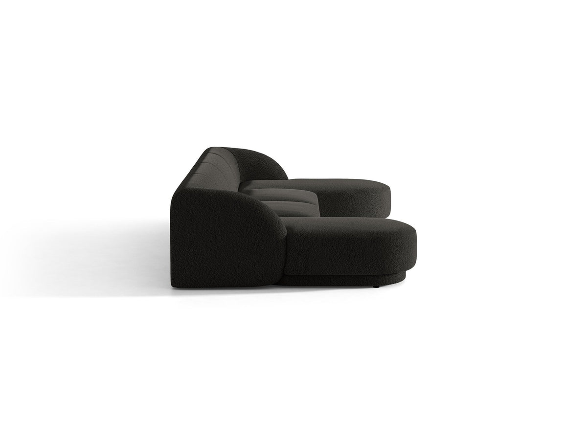Dunkelbeiges Panorama-Ecksofa Miley von Micadoni mit Bluvel-Stoffbezug, L-Form, schwarzen Kunststoffbeinen und niedriger Rückenlehne.