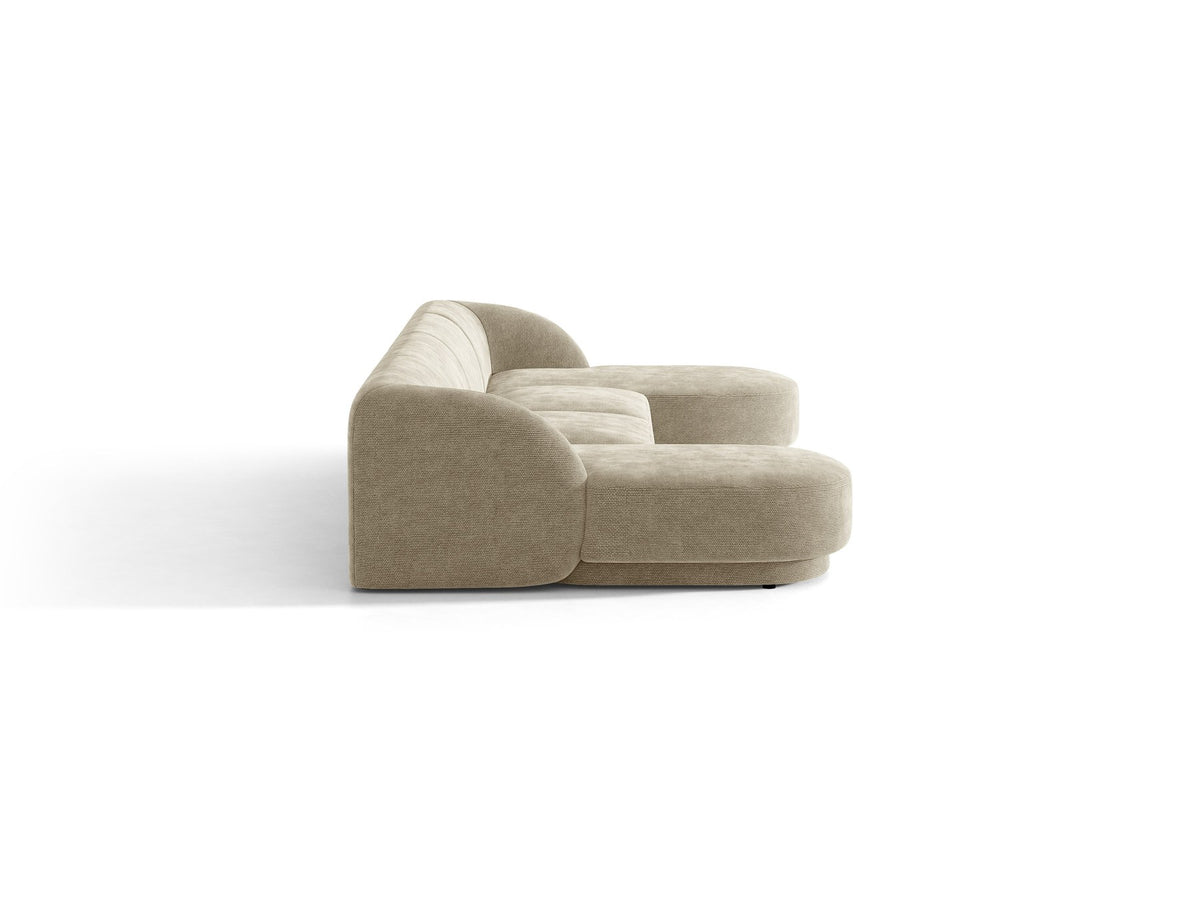 Dunkelbeiges Panorama-Ecksofa Miley von Micadoni mit Bluvel-Stoffbezug, L-Form, schwarzen Kunststoffbeinen und niedriger Rückenlehne.