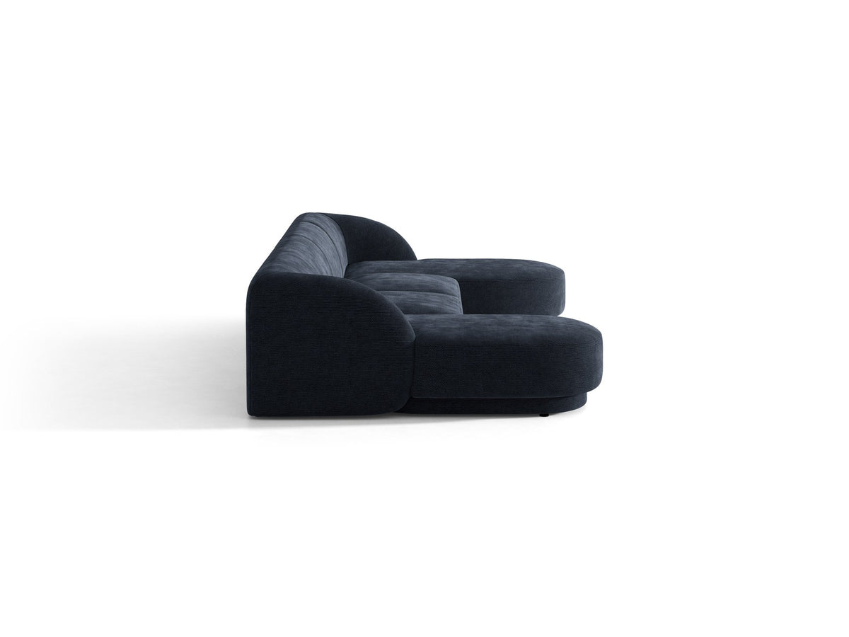 Dunkelbeiges Panorama-Ecksofa Miley von Micadoni mit Bluvel-Stoffbezug, L-Form, schwarzen Kunststoffbeinen und niedriger Rückenlehne.