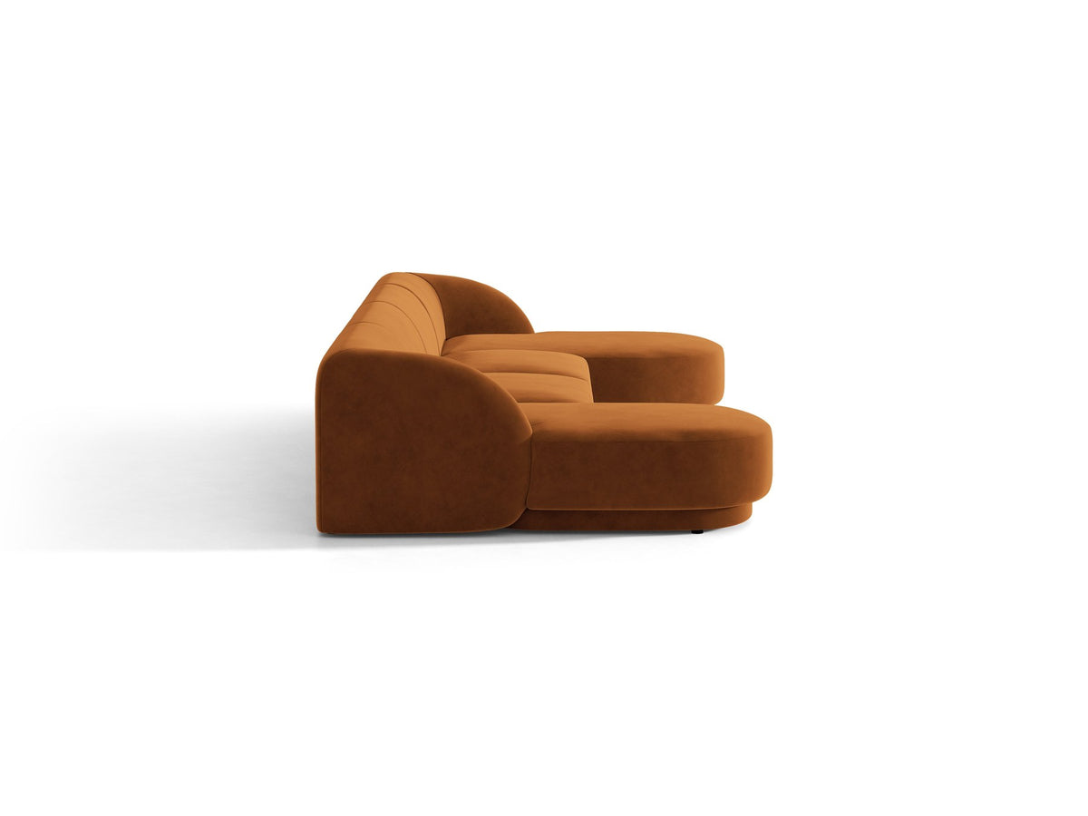 Dunkelbeiges Panorama-Ecksofa Miley von Micadoni mit Bluvel-Stoffbezug, L-Form, schwarzen Kunststoffbeinen und niedriger Rückenlehne.