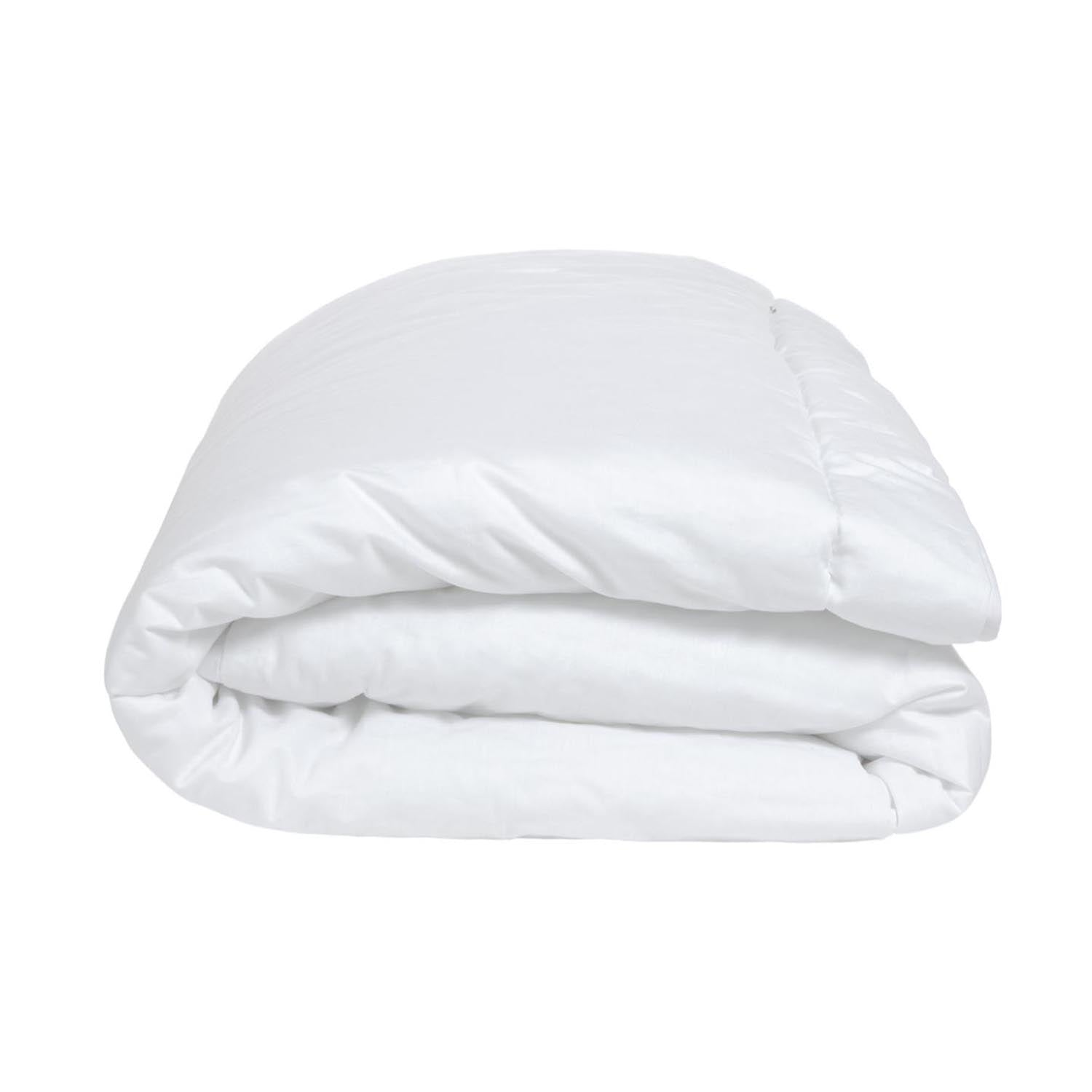 Die Mistral Bettdecke von Kave Home: Komfort und Nachhaltigkeit vereint, mit recycelten Fasern und Dracon®-Hohlkern.