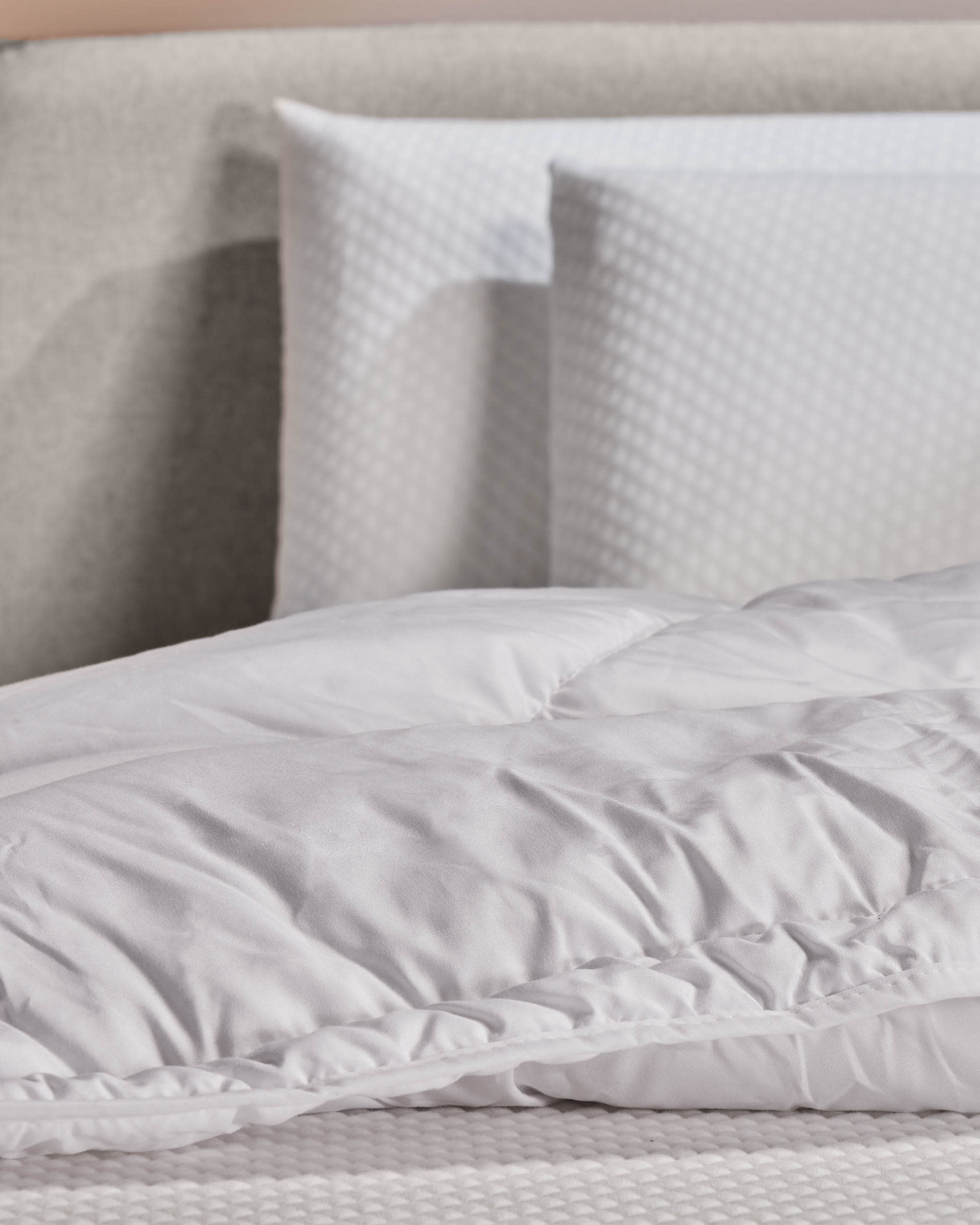 Die Mistral Bettdecke 135/150 cm von Kave Home bietet elegantes Design und optimalen Komfort für erholsamen Schlaf.