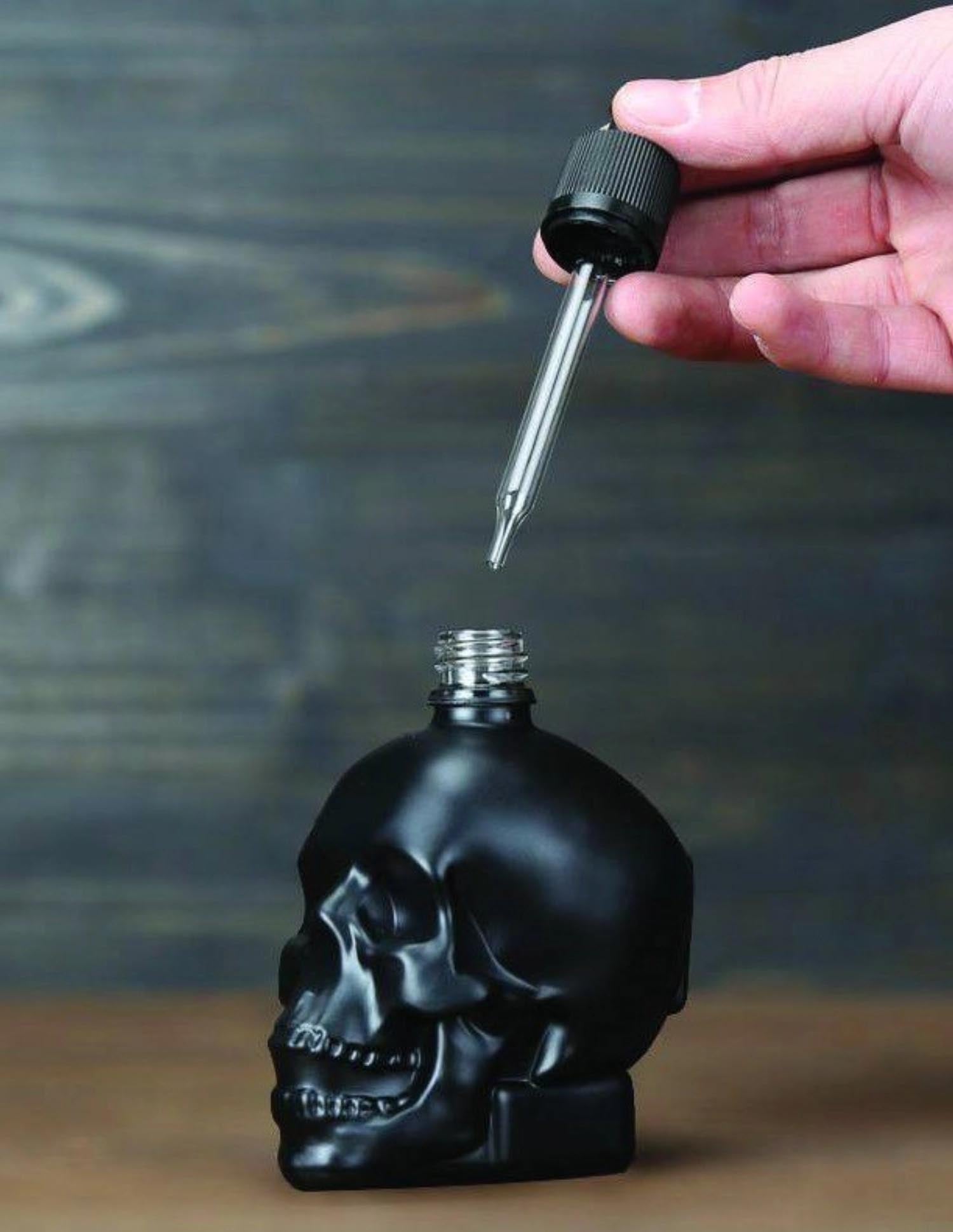 Elegante schwarze Schädel-Flasche mit Pipette, 60ml, ideal für präzises Dosieren von Flüssigkeiten, von Sambonet.