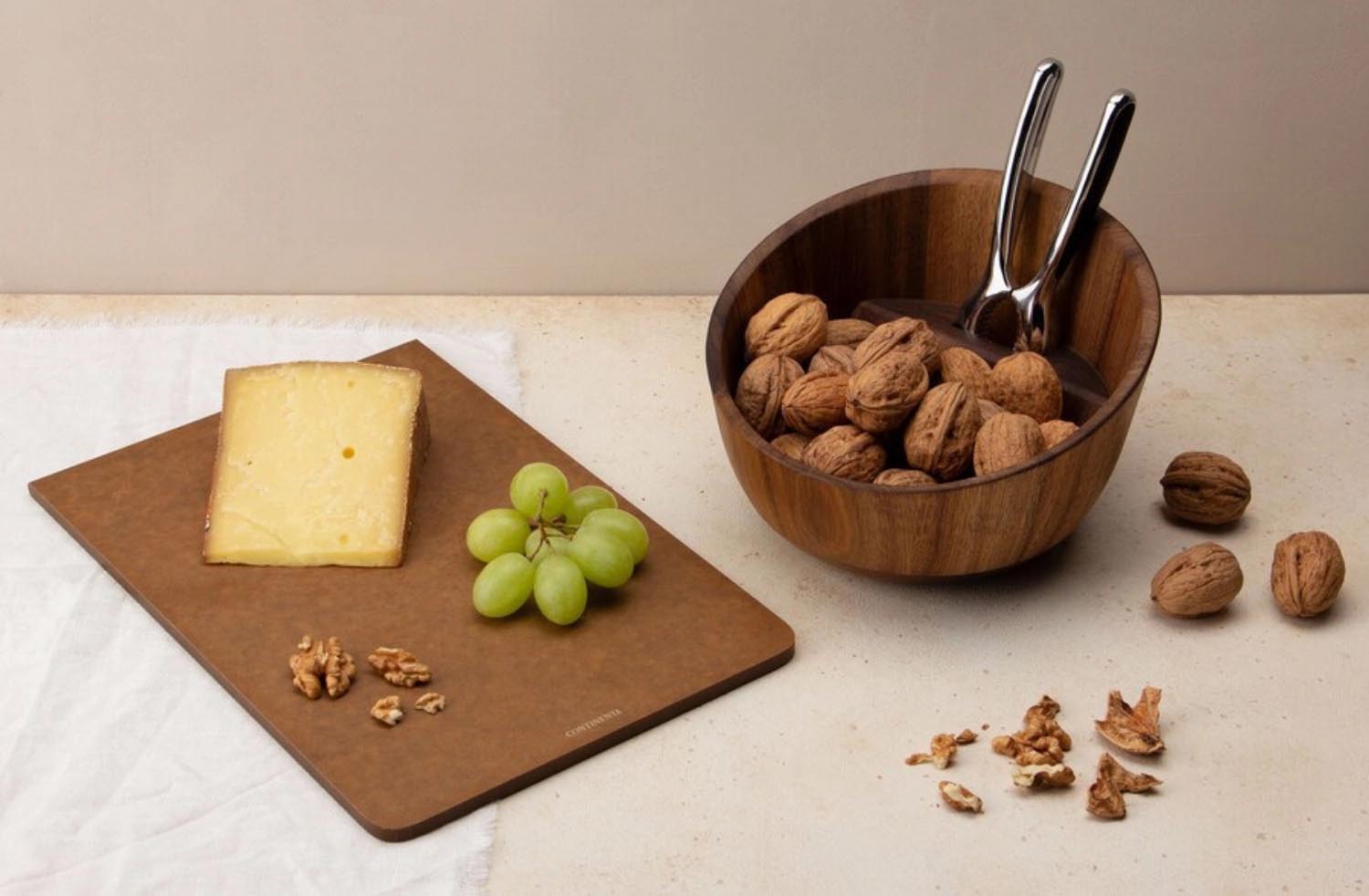Stilvolle Nussschale aus Akazienholz mit integriertem Knacker, Masse 19.5x19x12.5cm, von Continenta. Perfekt für Nüsse und Dekoration.