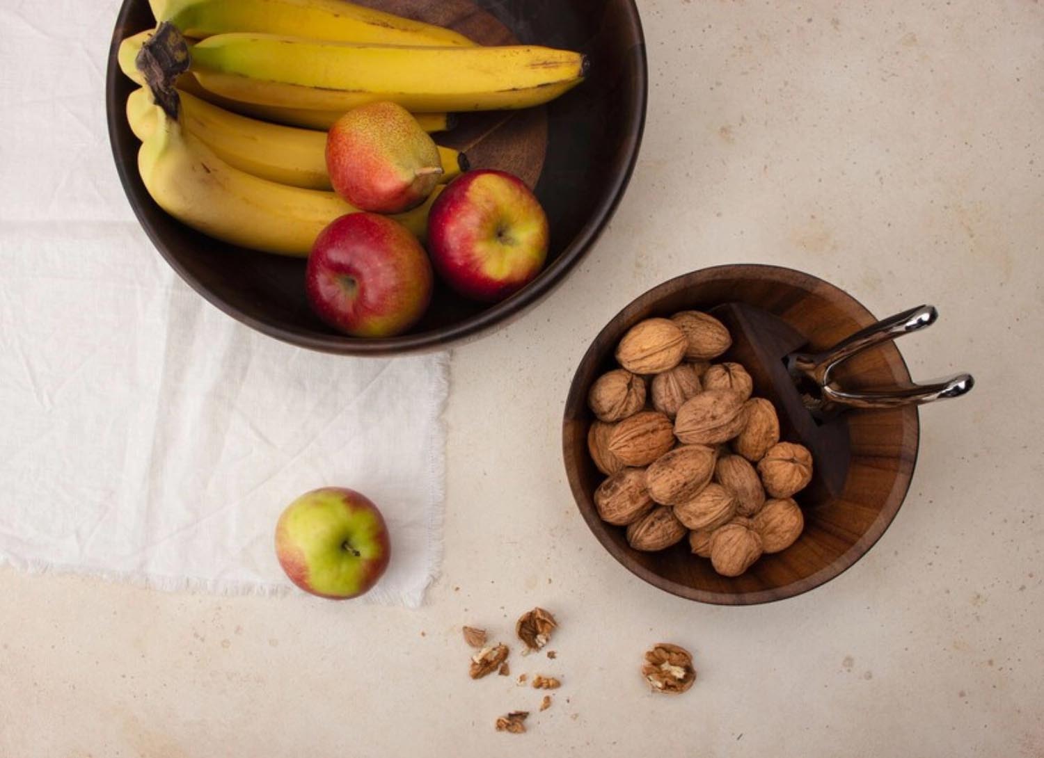 Elegante Nussschale aus Akazienholz mit integriertem Knacker, Masse 19.5x19x12.5cm, ideal für Nüsse und stilvolle Dekoration.