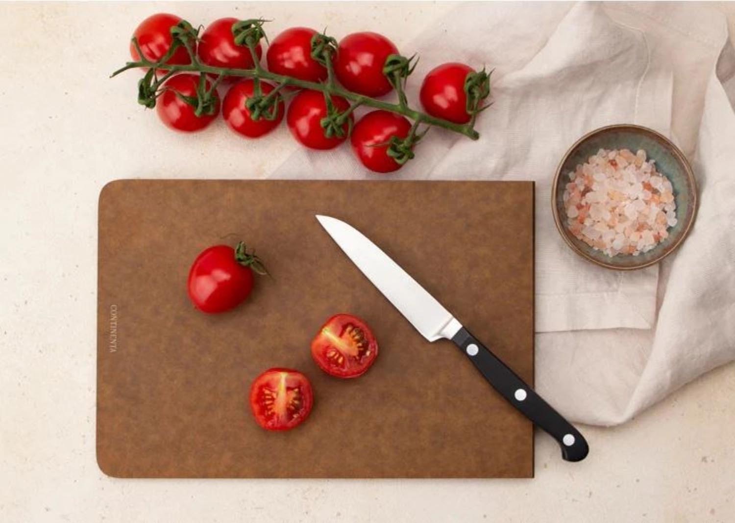 Robustes braunes Schneidebrett von Continenta, 23.5x16x0.7cm, aus Duracore, perfekt für vielseitige Küchenarbeiten.