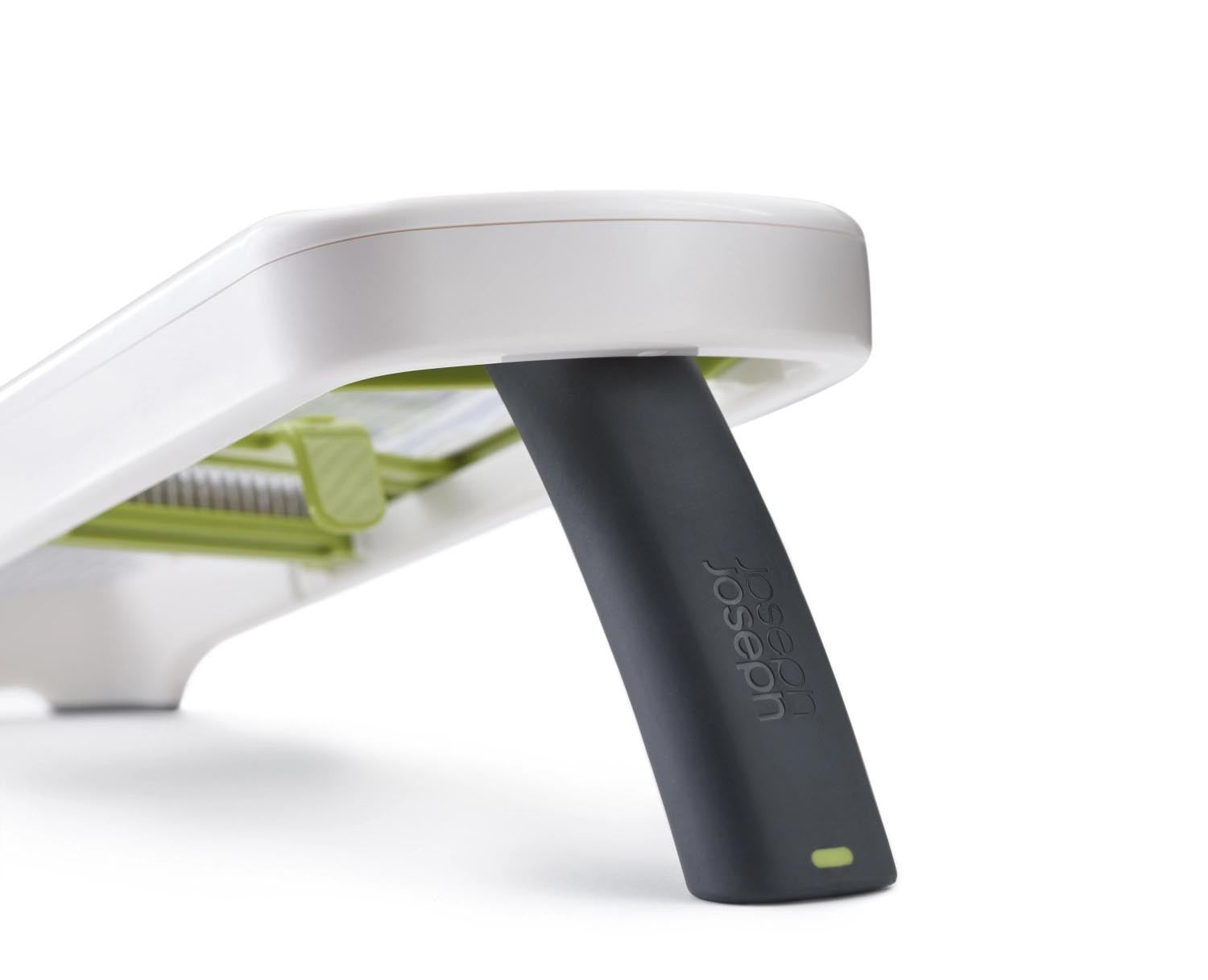 Die Multi-Grip Mandoline Plus von Joseph Joseph ermöglicht präzises Schneiden und Raspeln, perfekt für kreative Küchenideen.