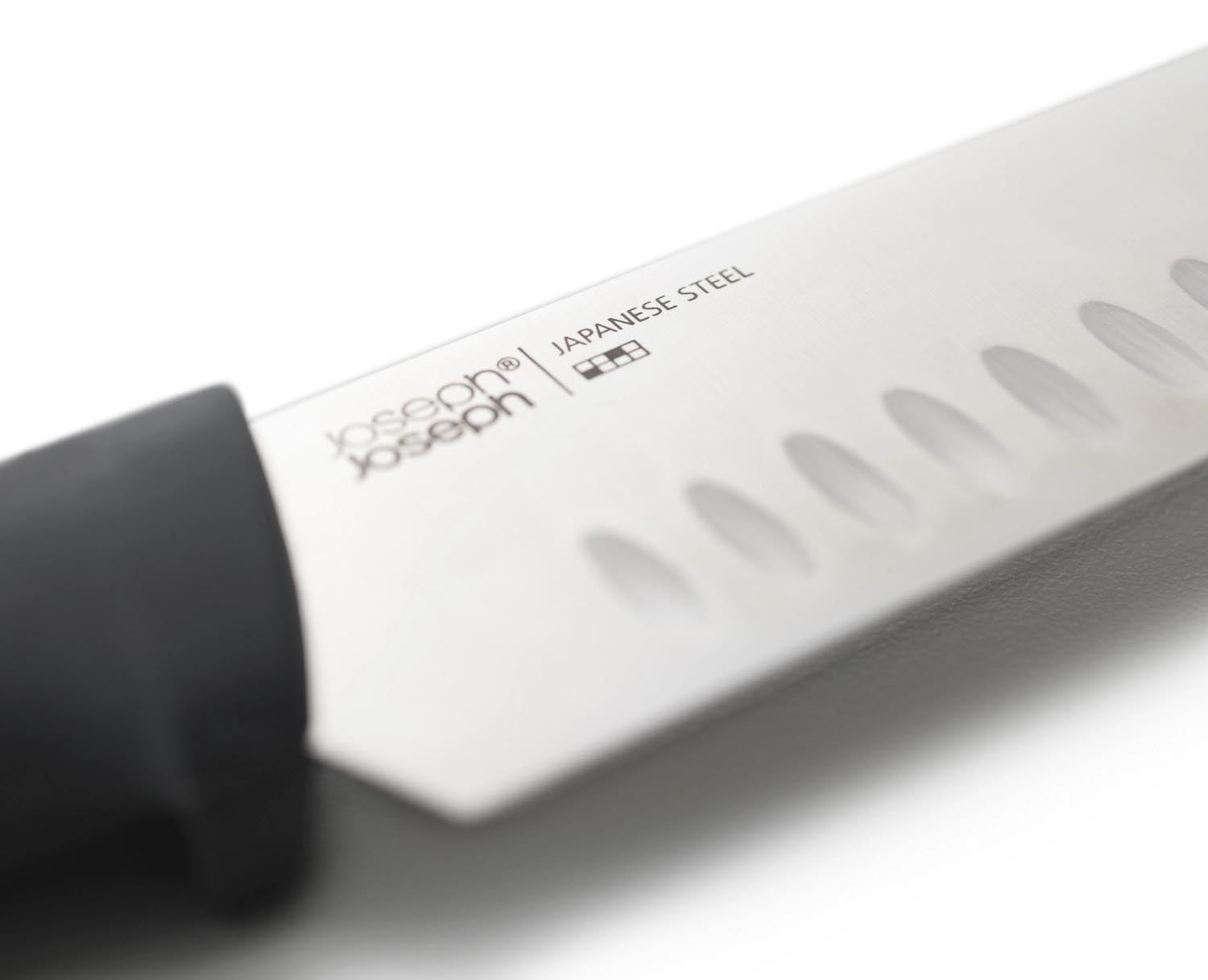 Das Joseph Joseph Folio Icon Plus Messerset enthält 8 bunte Messer in einem kompakten, modernen Halter für stilvolles Schneiden.