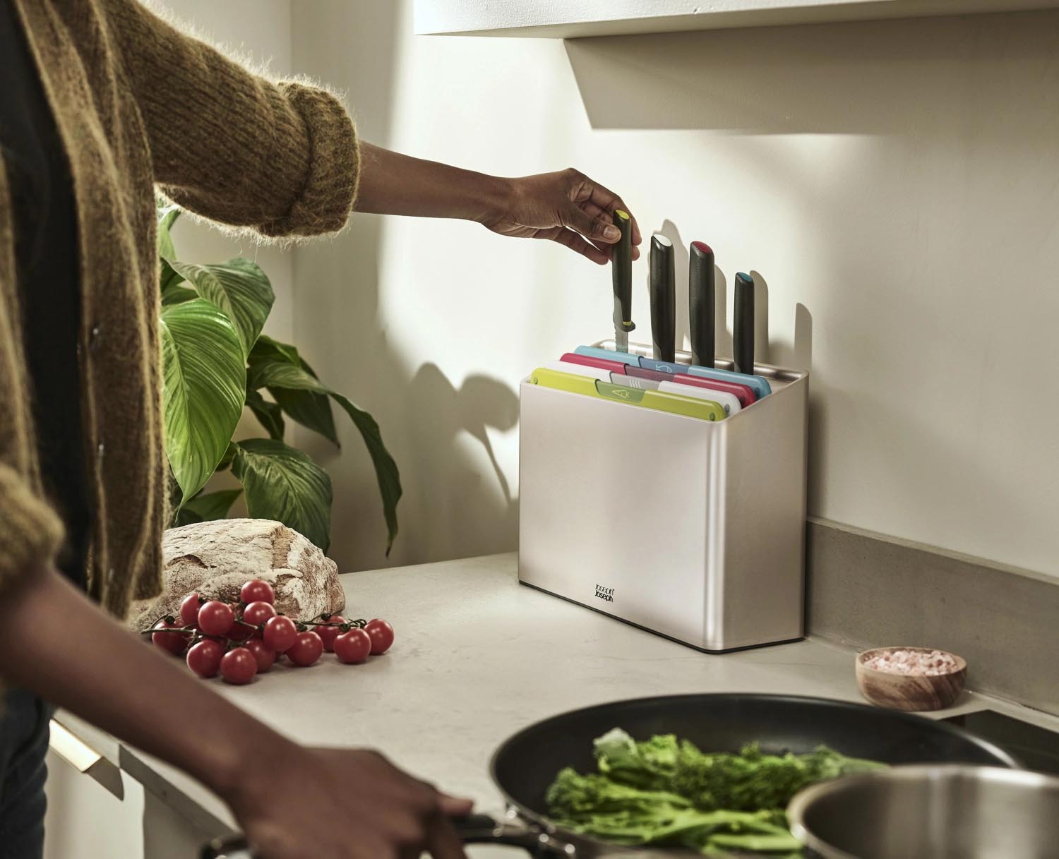 Das Folio Icon Plus Messerset von Joseph Joseph bietet 8 bunte Messer in einem stilvollen Halter für sicheres und präzises Schneiden.