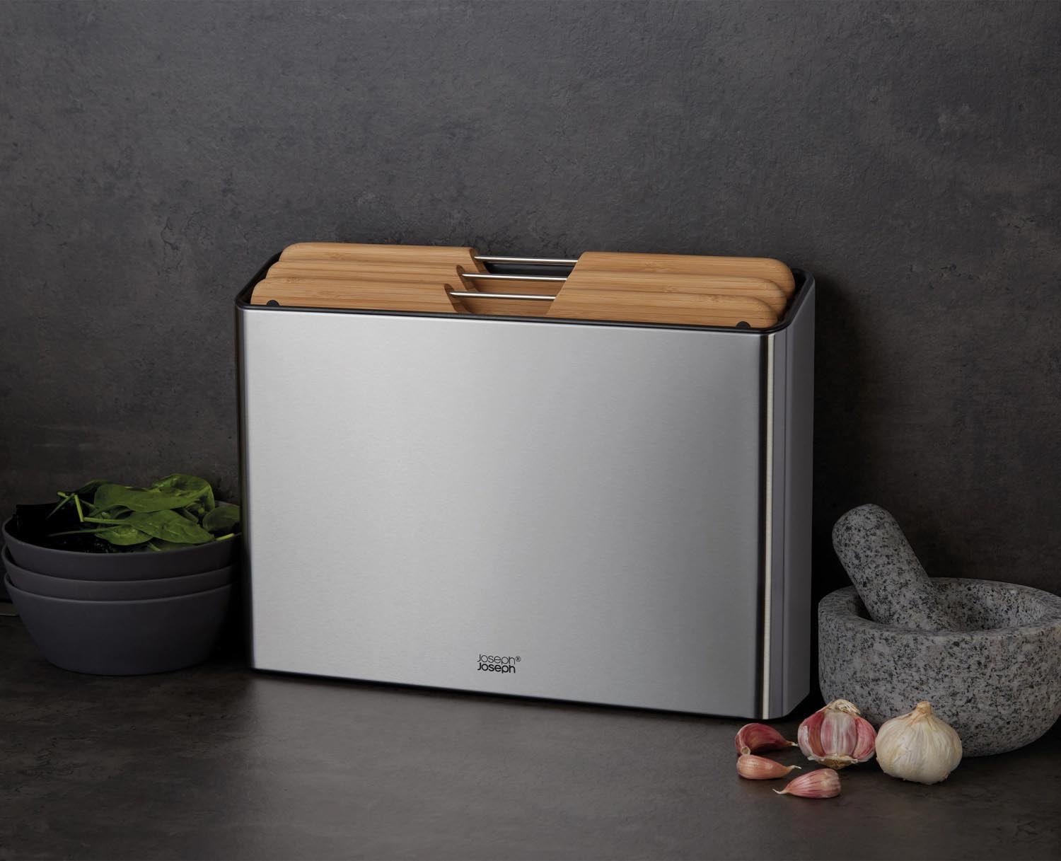 Elegantes 3-teiliges Schneidebrett-Set aus Bambus und Edelstahl von Joseph Joseph, ideal für sauberes und stilvolles Kochen.