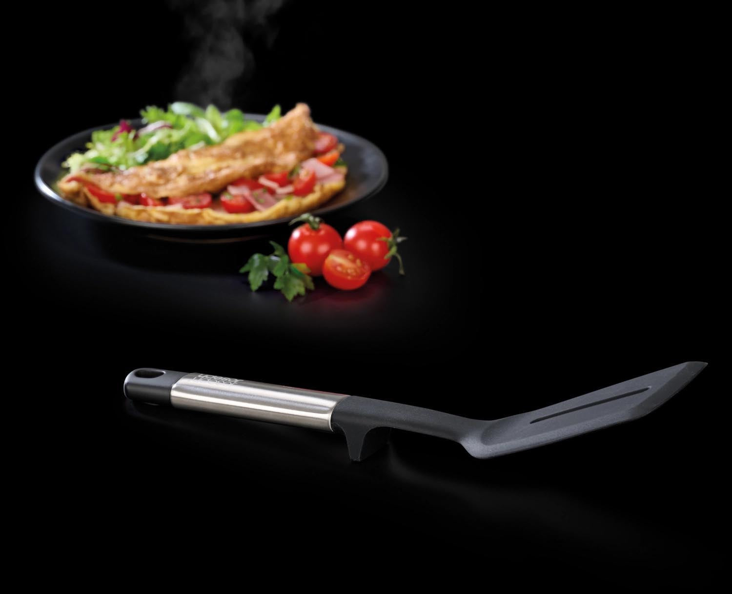 Silikon-Pfannenwender mit Schlitzen und Edelstahlgriff, perfekt für schonendes Wenden und Kochen, von Joseph Joseph.