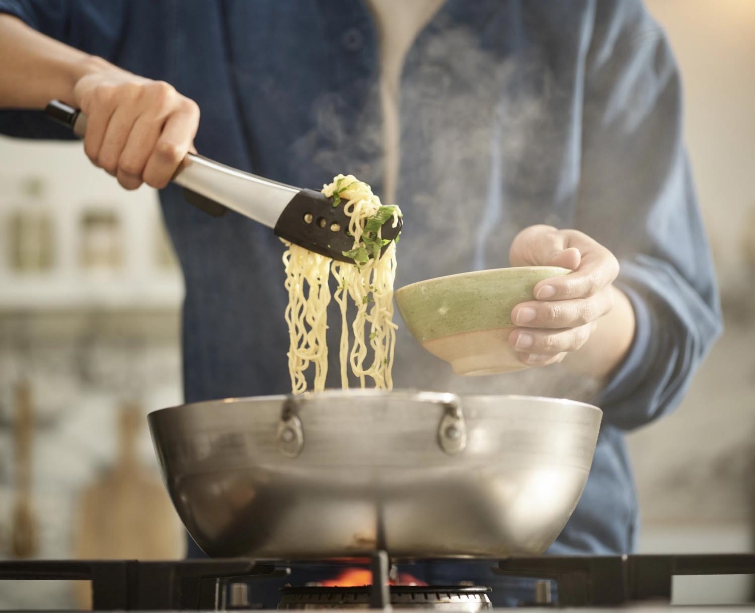 Stilvolles 5-teiliges Silikon-Küchenutensilien-Set mit Ständer, ideal für eine organisierte und praktische Küchenausstattung.