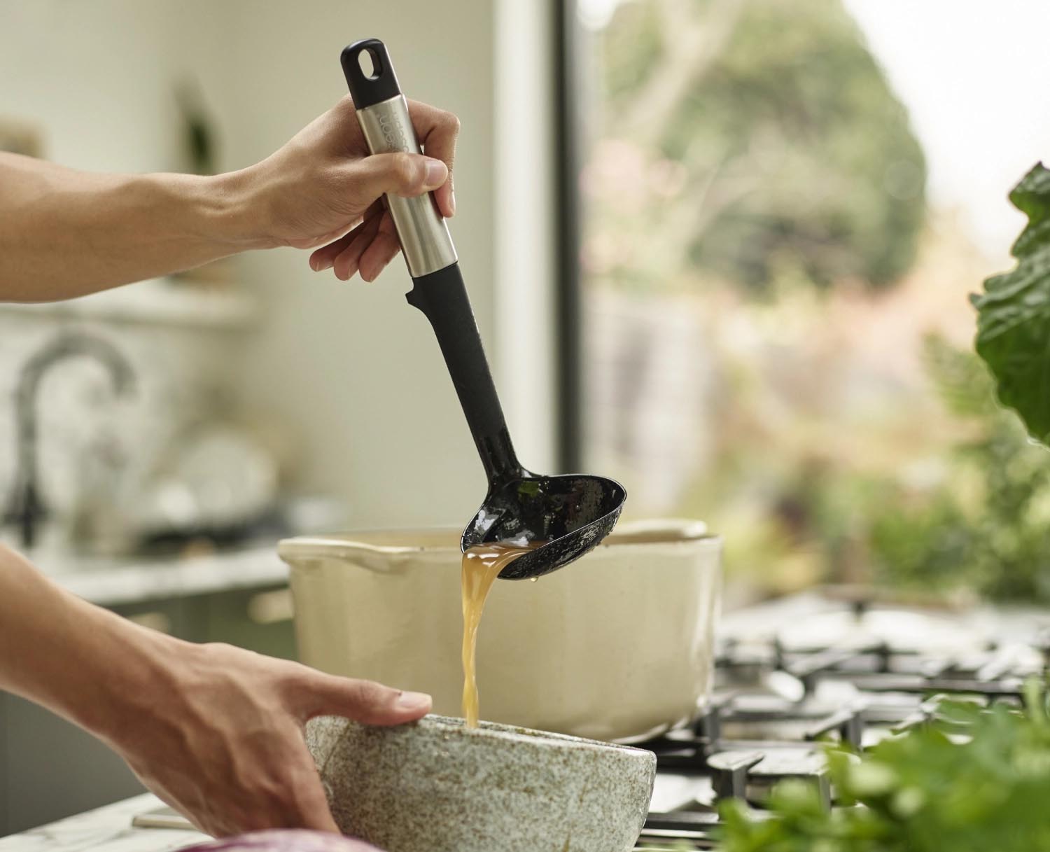 Modernes 5-teiliges Küchenutensilien-Set aus Silikon mit praktischem Ständer, perfekt für eine ordentliche und funktionale Küche.